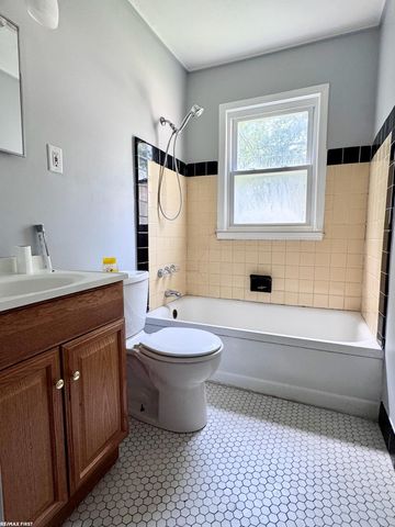 19404 Roscommon Street, Harper Woods, MI 48225