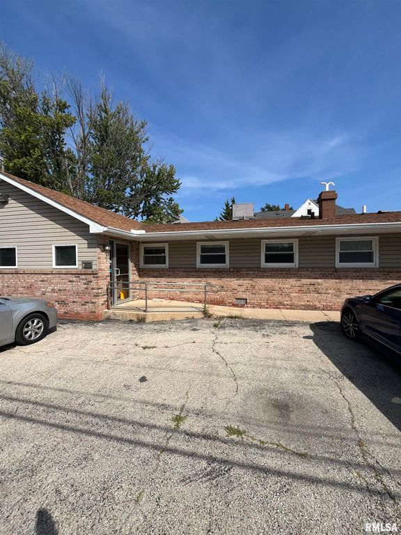 122 E 15TH Street, Davenport, IA 52803