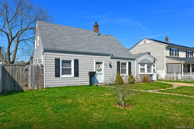74 Rope Lane, Levittown, NY 11756