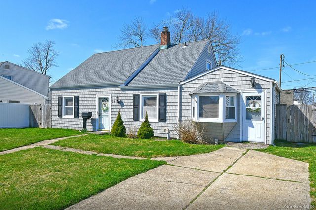 74 Rope Lane, Levittown, NY 11756