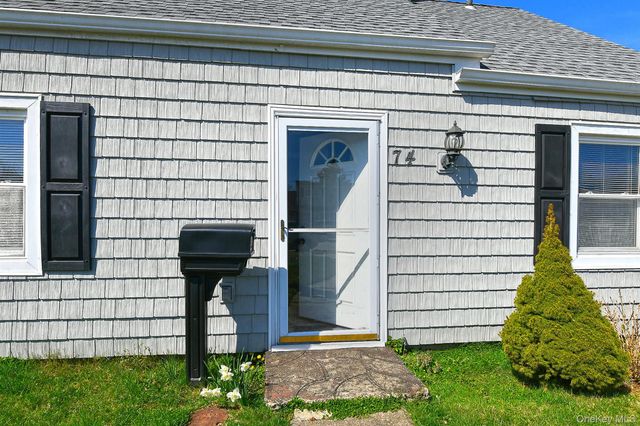 74 Rope Lane, Levittown, NY 11756