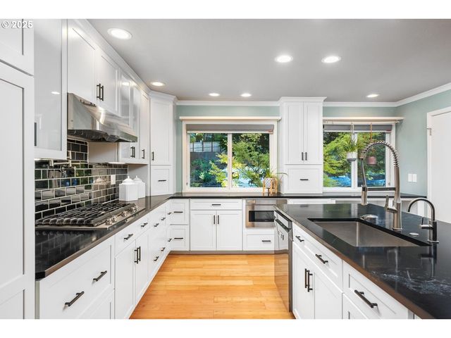 19661 SUN Cir, West Linn, OR 97068