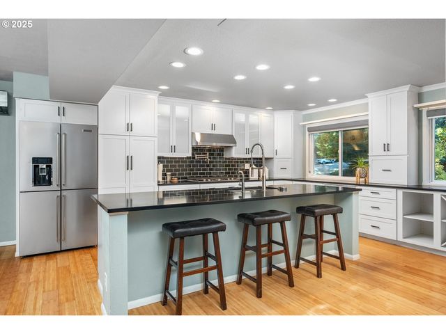 19661 SUN Cir, West Linn, OR 97068
