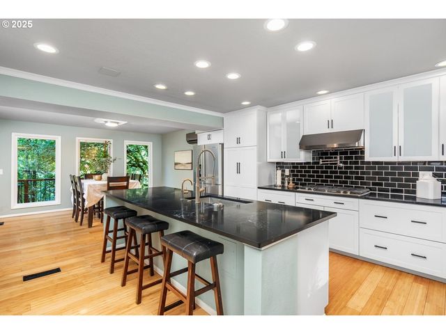19661 SUN Cir, West Linn, OR 97068