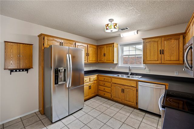 3215 Huntington Cove, Russellville, AR 72802