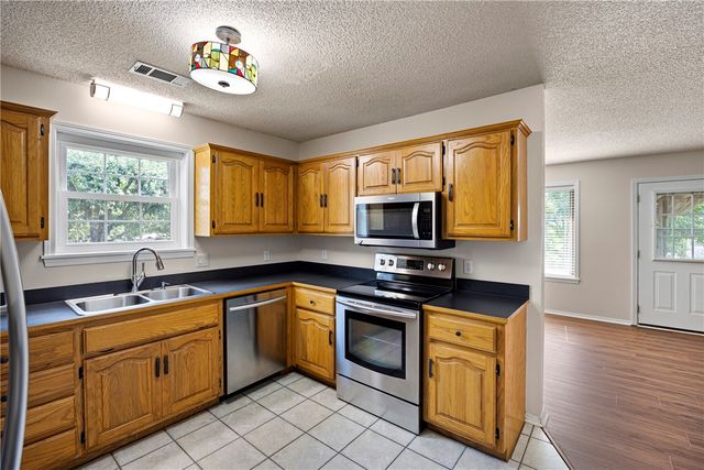 3215 Huntington Cove, Russellville, AR 72802