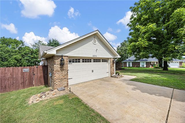 3215 Huntington Cove, Russellville, AR 72802