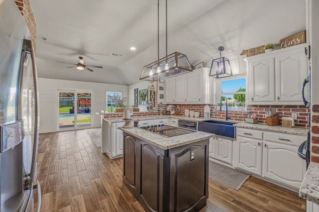 210 Southview Drive, Hudson Oaks, TX 76087