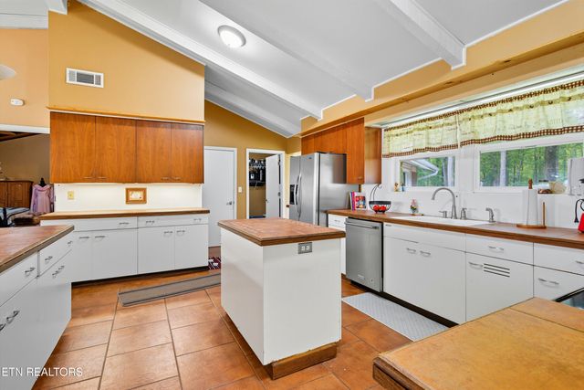 605 S Lake Drive A, Oneida, TN 37841