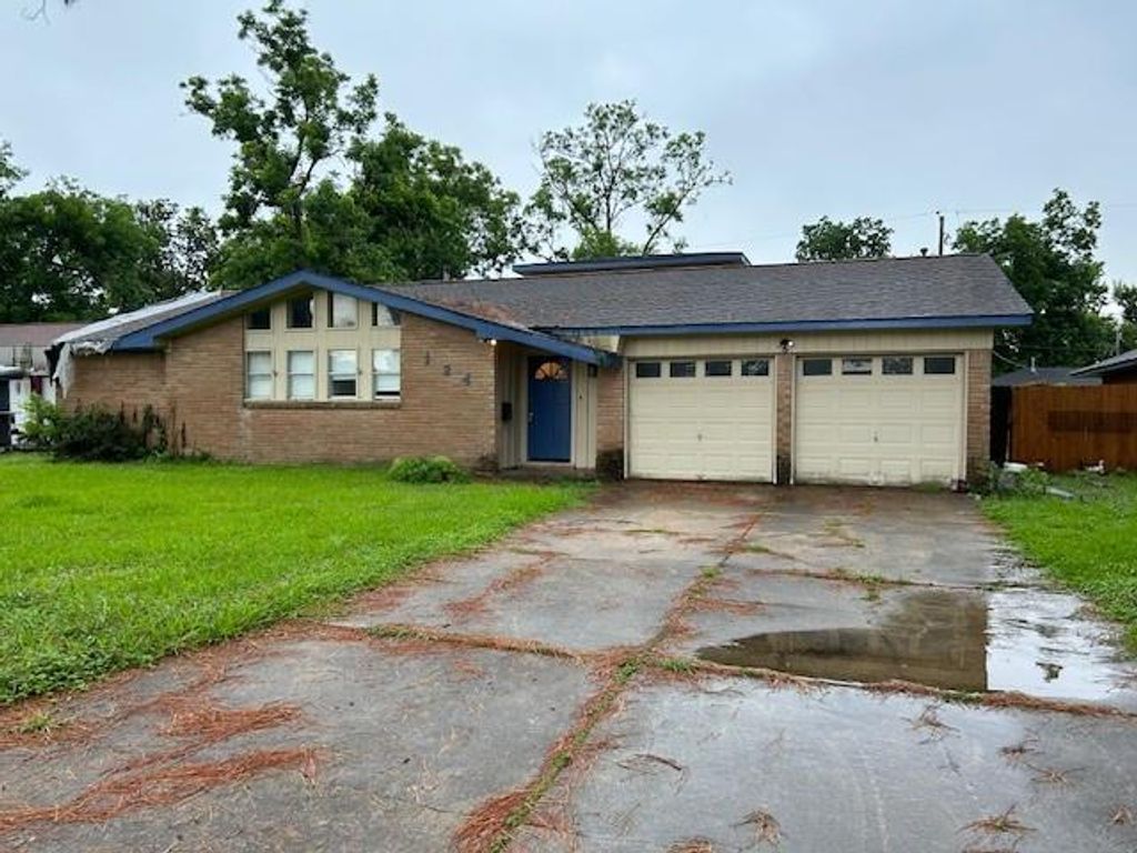 124 Sage Street, Lake Jackson, TX 77566