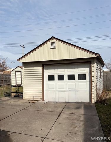 16 Oakwood Terrace, North Tonawanda, NY 14120