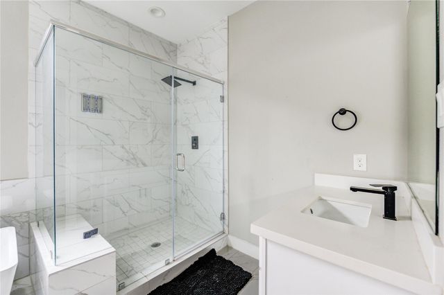 4220 Mckinley Street, Houston, TX 77051