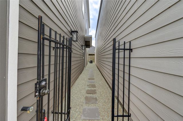 4220 Mckinley Street, Houston, TX 77051