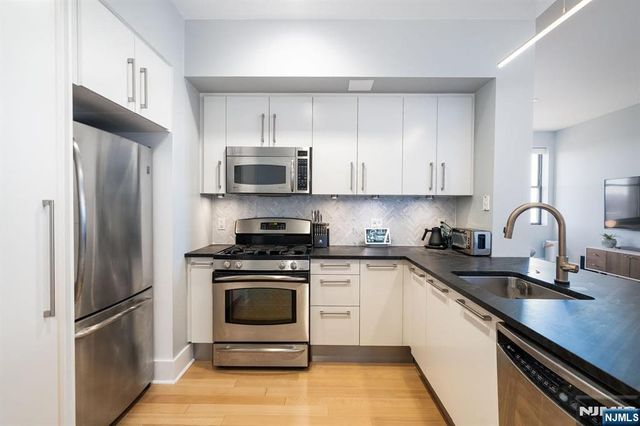 4 Beacon Way 502, Jersey City, NJ 07304