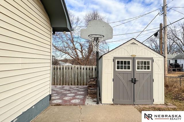 1713 Robertson Drive, Omaha, NE 68114