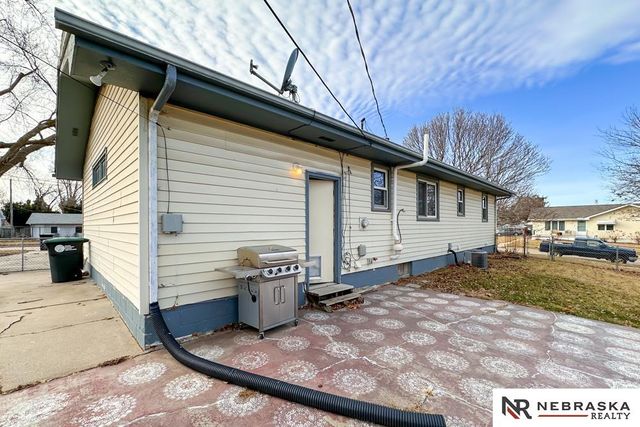 1713 Robertson Drive, Omaha, NE 68114