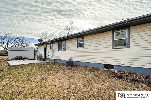 1713 Robertson Drive, Omaha, NE 68114