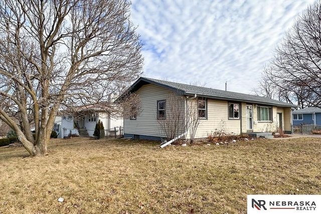 1713 Robertson Drive, Omaha, NE 68114