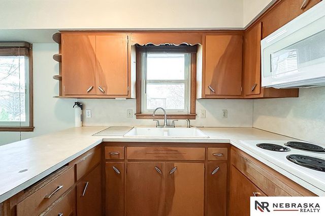 1713 Robertson Drive, Omaha, NE 68114