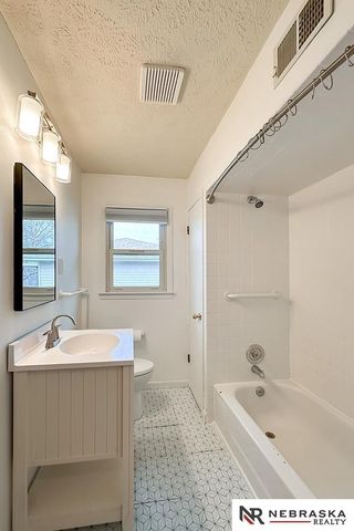 1713 Robertson Drive, Omaha, NE 68114