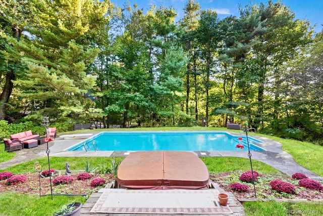 55 Greenmeadow Road, Pleasantville, NY 10570