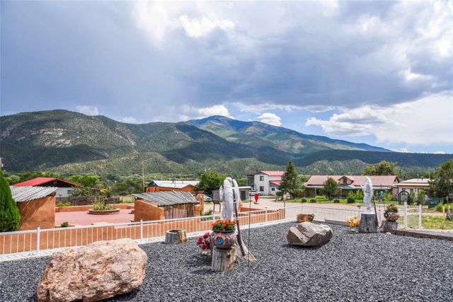 6 Saint Anthonys, Questa, NM 87556