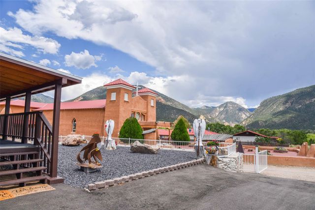 6 Saint Anthonys, Questa, NM 87556