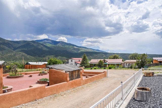 6 Saint Anthonys, Questa, NM 87556