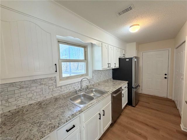 6053 Timberwood Trail, Kernersville, NC 27284