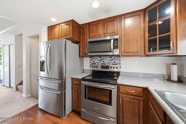 8417 Calm Ln, Louisville, KY 40219