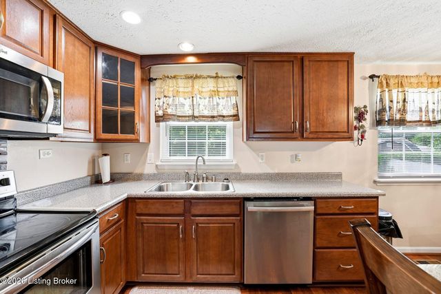 8417 Calm Ln, Louisville, KY 40219