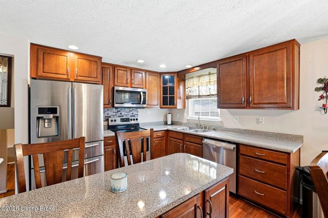 8417 Calm Ln, Louisville, KY 40219