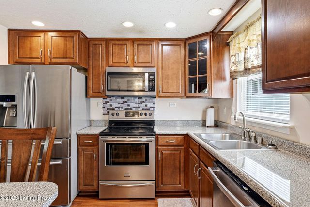 8417 Calm Ln, Louisville, KY 40219