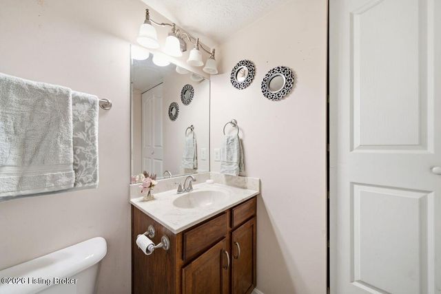 8417 Calm Ln, Louisville, KY 40219
