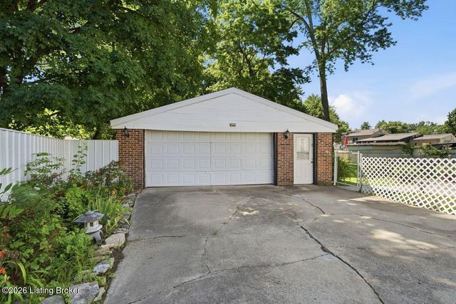 8417 Calm Ln, Louisville, KY 40219