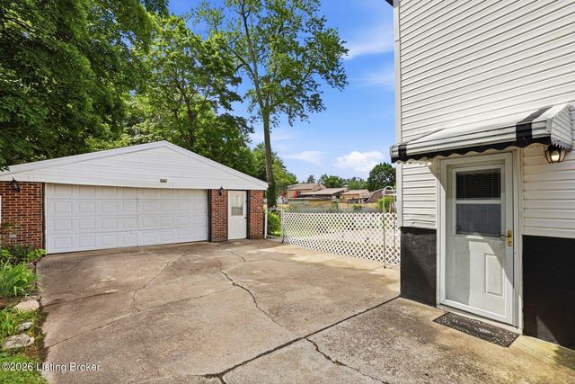 8417 Calm Ln, Louisville, KY 40219