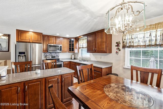 8417 Calm Ln, Louisville, KY 40219