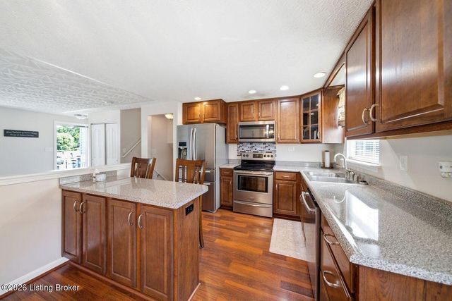 8417 Calm Ln, Louisville, KY 40219