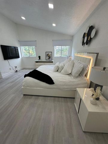 1607 SW 157th Ave, Pembroke Pines, FL 33027