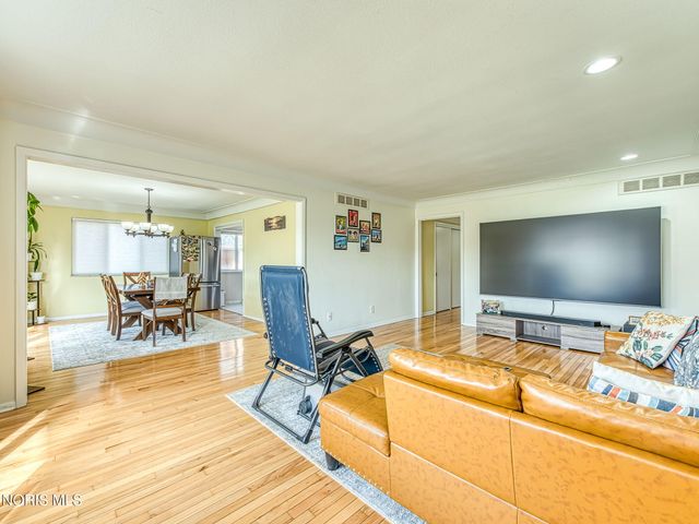 2130 Richards Road, Apt 1, Ottawa Hills, OH 43606