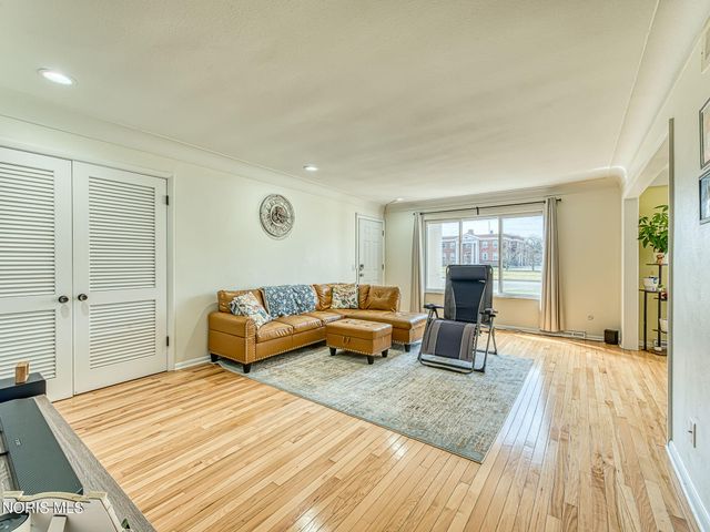 2130 Richards Road, Apt 1, Ottawa Hills, OH 43606