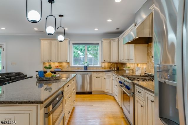 12 Duchamp Pl, Chatham Boro, NJ 07928