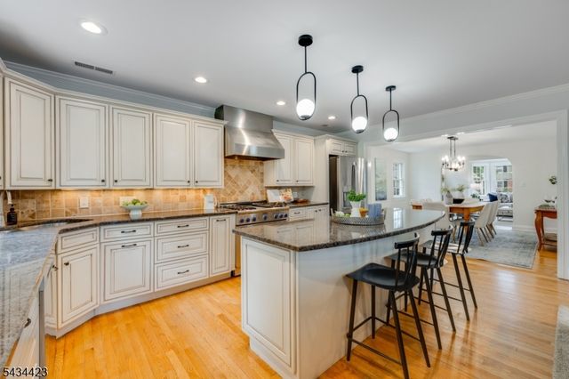 12 Duchamp Pl, Chatham Boro, NJ 07928