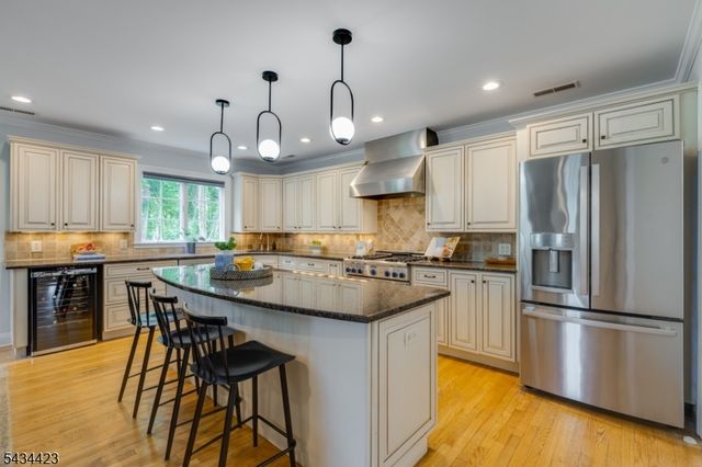 12 Duchamp Pl, Chatham Boro, NJ 07928