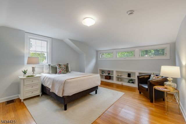 12 Duchamp Pl, Chatham Boro, NJ 07928