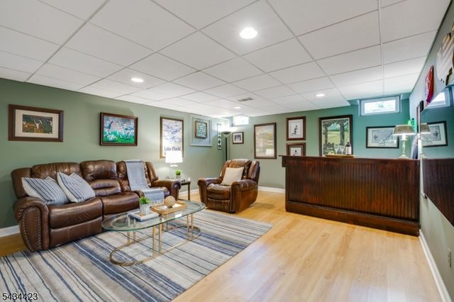 12 Duchamp Pl, Chatham Boro, NJ 07928