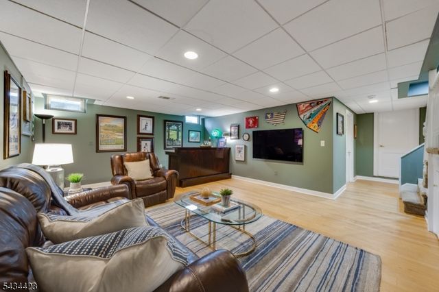 12 Duchamp Pl, Chatham Boro, NJ 07928