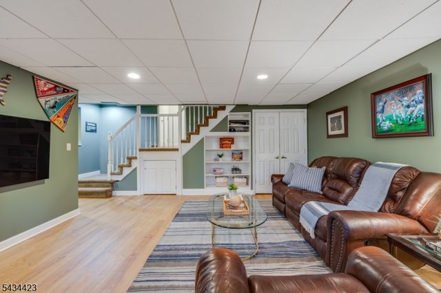 12 Duchamp Pl, Chatham Boro, NJ 07928