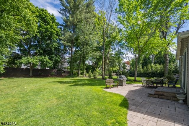12 Duchamp Pl, Chatham Boro, NJ 07928