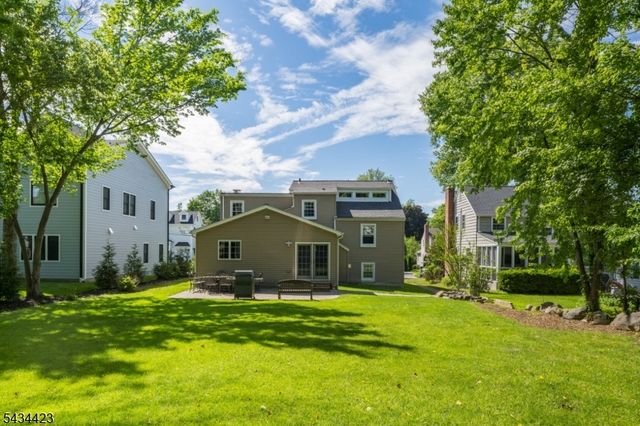 12 Duchamp Pl, Chatham Boro, NJ 07928